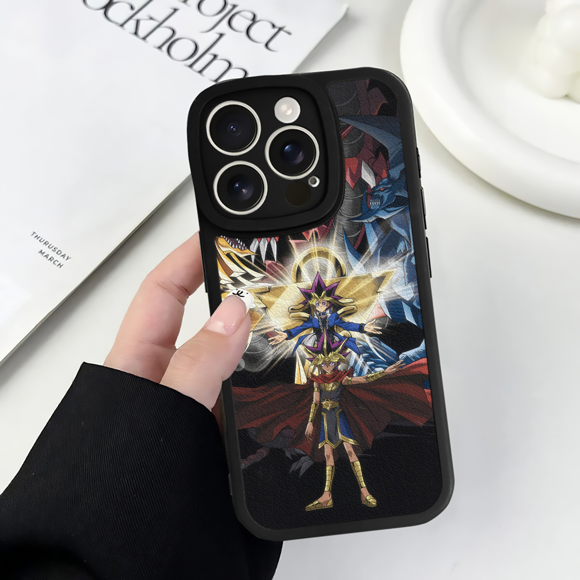 （画像用） 遊☆戯☆王 Yu-Gi-Oh! 【iPhone 16シリーズ対応】シリコンスマホケース（レザー調） 材質：シリコン